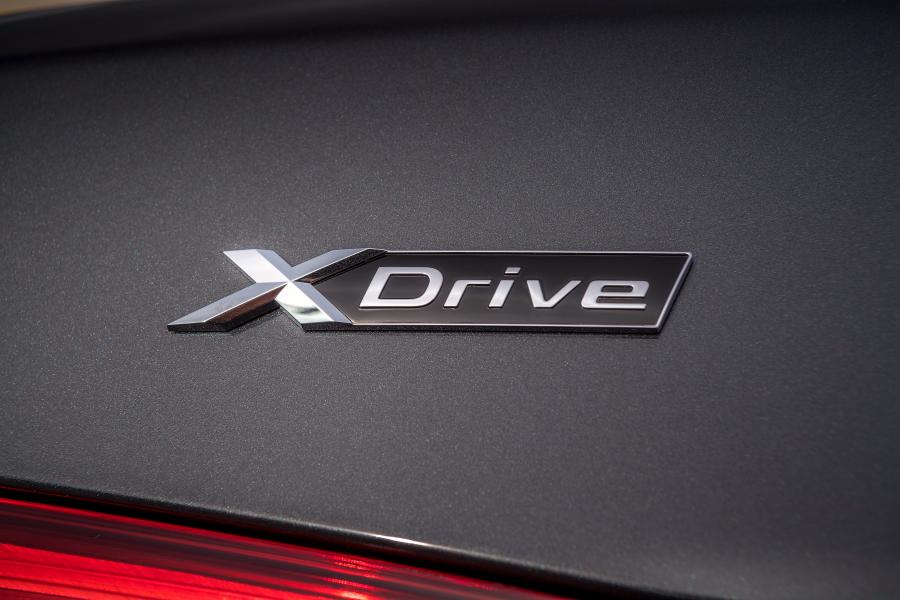 Логотип BMW 530d xDrive Sedan Luxury Line 2017 года  (WW) (фото 1 из 61)